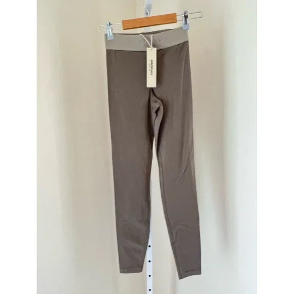 Sold Fear of God ESSENTIALS Women's Sport Leggings Small Desert Taupe New - Picture 3 of 7